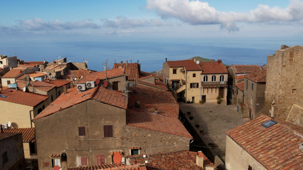 L'immagine mostra la Piazza XVII Novembre a Giglio Castello.Sfondo mare.