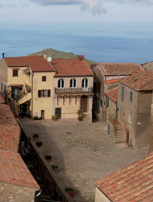 L'immagine mostra la Piazza XVII Novembre a Giglio Castello.