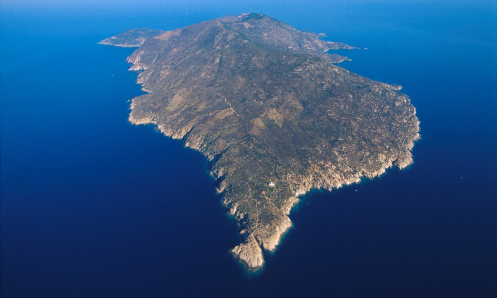 L'Isola del Giglio in mezzo al mare, dall'alto.