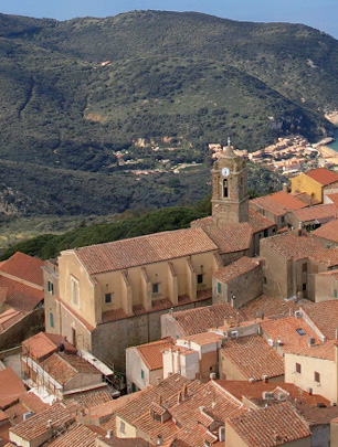 L'immagine mostra una vista aerea del borgo con al centro la chiesa ed il campanile.