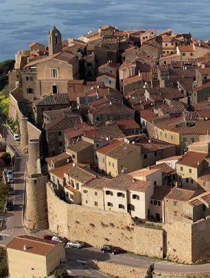 La foto mostra una vista di un'aerea di Giglio Castello