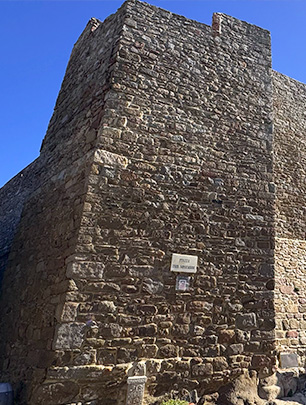 L'immagine mostra un'imponente torre in pietra.