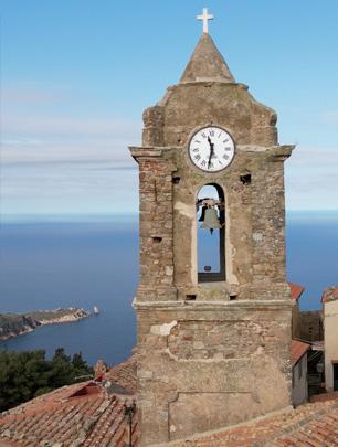 L'immagine mostra un'alta torre campanaria in pietra.