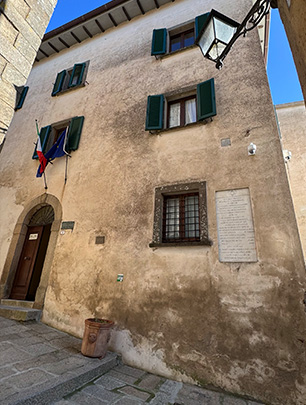 l'imagine mostra il municipio.