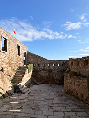 L'immagine mostra un cortile pavimentato con pietre.