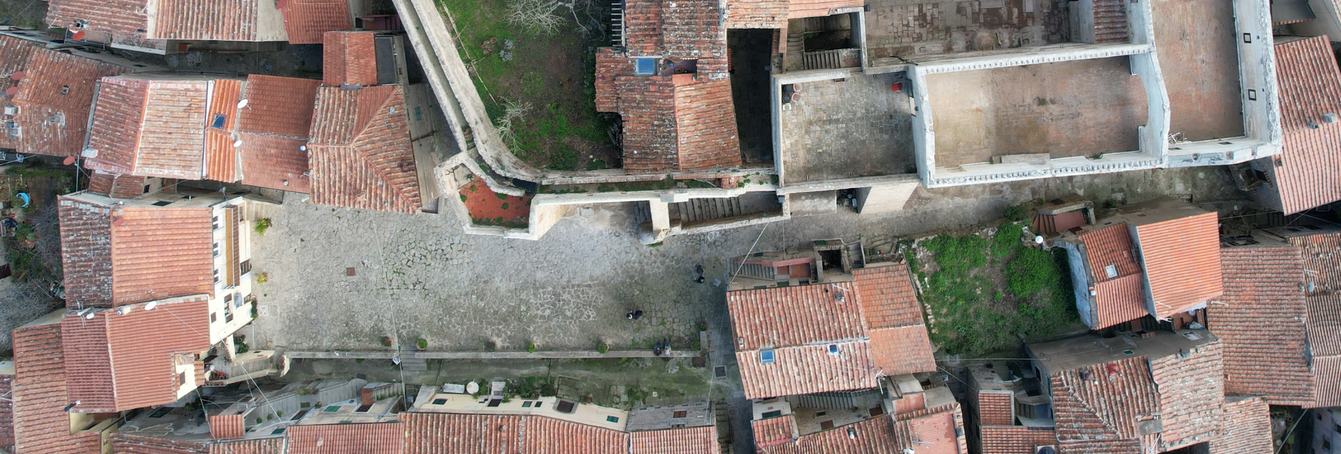 La foto zenitale di una zona del borgo.