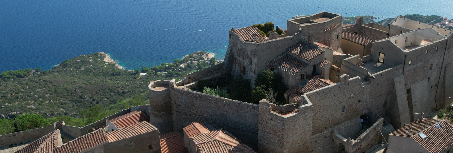 L'immagine mostra il borgo ed il mare.