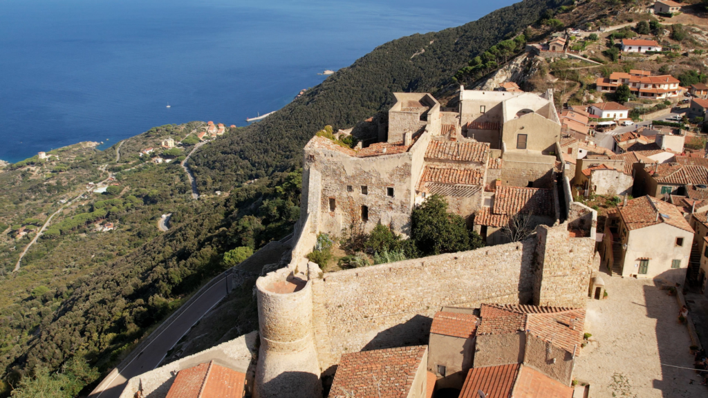 La vista aerea cattura il borgo mentre si estende sulla cima di una collina, circondato dalle sue antiche mura medievali. In cima al pae.