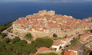 L'immagine mostra l'incastellamento di Giglio Castello comprensivo delle abitazioni e della cinta muraria