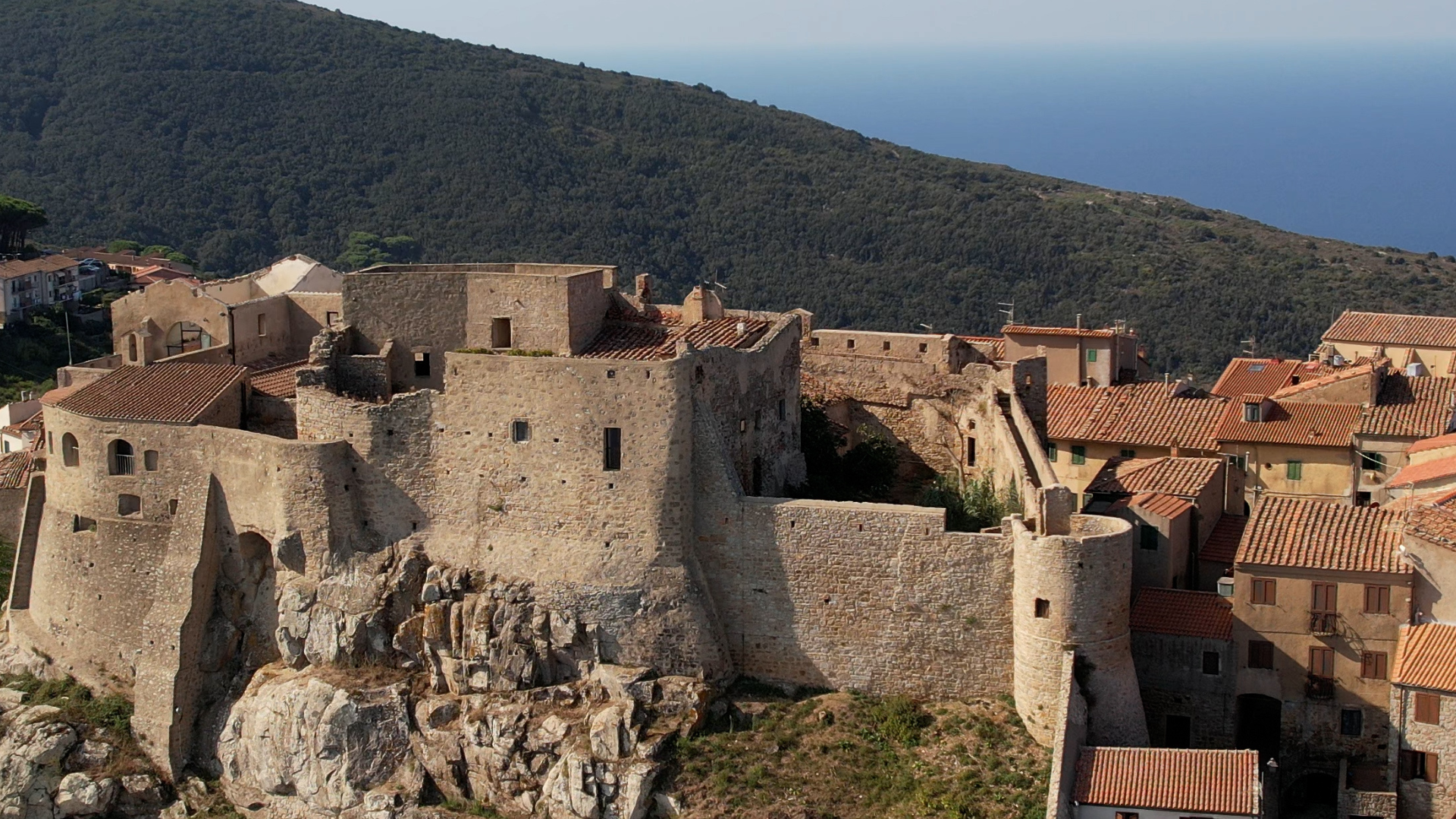 La foto mostra una vista del Giglio Castello e le sue mura