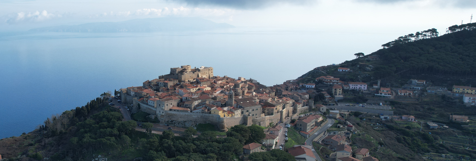 La foto mostra la totalità di Giglio Castello.