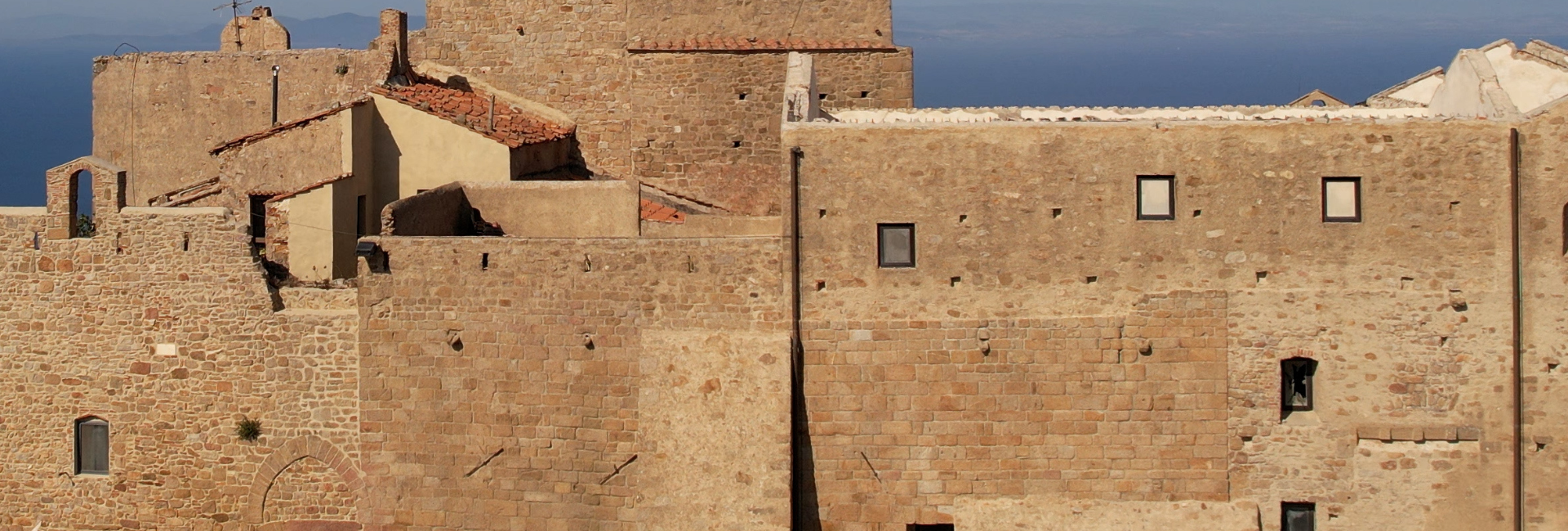 L'immagine rappresenta le mura del cassero in pietra.