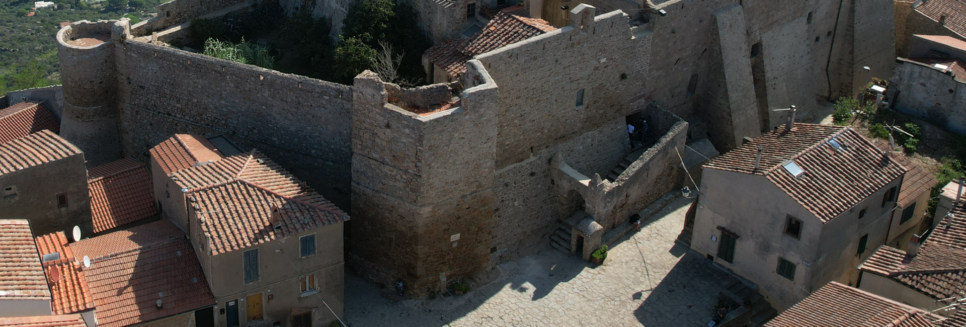 La foto mostra una vista aerea di una porzione del cassero, situato sulla collina.
