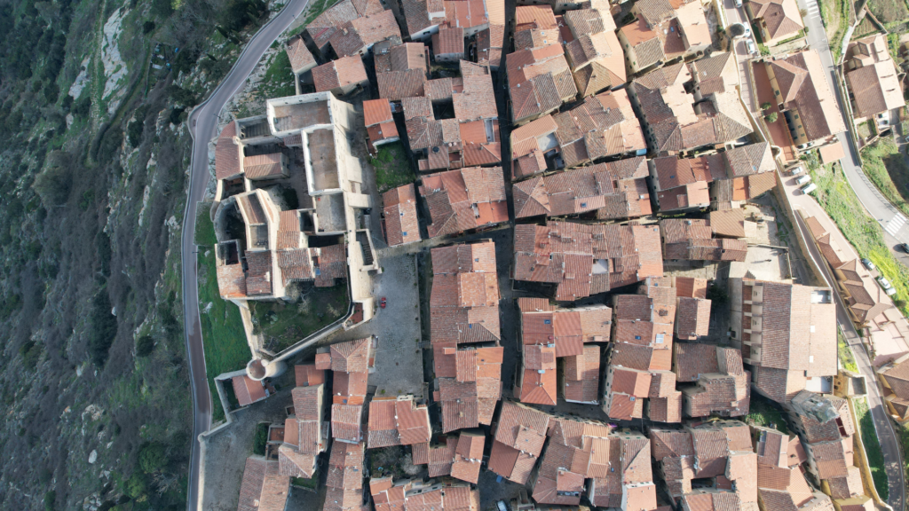 L'immagine è una veduta aerea di gran parte di Giglio Castello.
