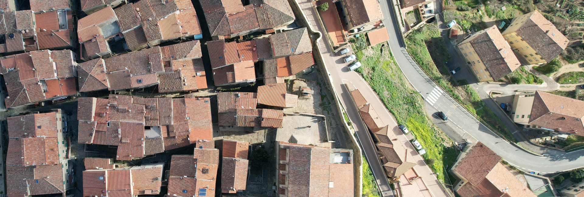 L'immagine è una veduta aerea dei tetti e strade dell'antico borgo.
