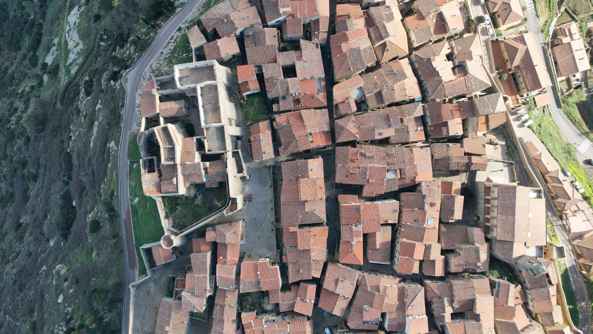 L'immagine è una veduta aerea di gran parte di Giglio Castello.