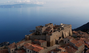 L'immagine mostra il borgo fortificato di Giglio Castello.