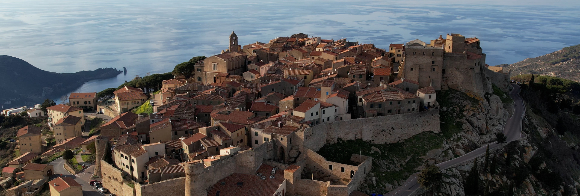 L'immagine mostra il borgo fortificato di Giglio Castello, situato sull'Isola del Giglio.