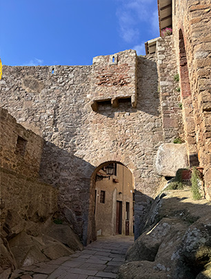 L'immagine mostra un vicolo ed un arco in pietra.