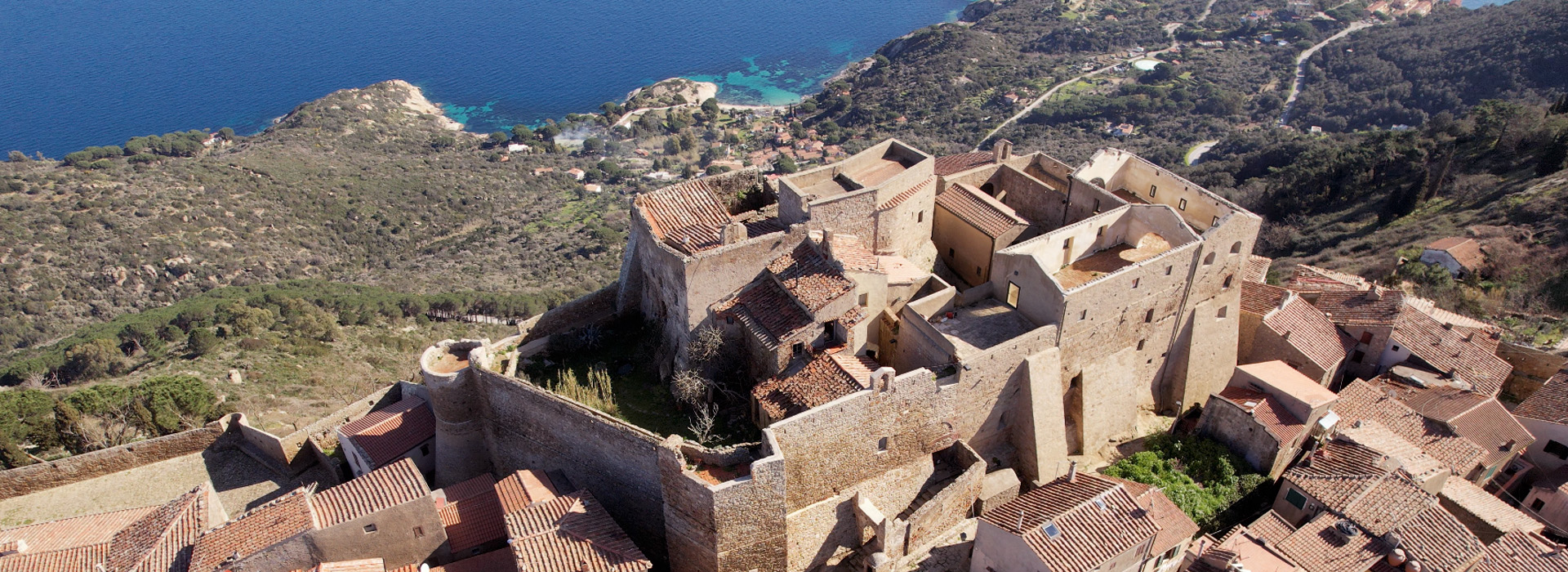 La foto mostra una porzione di vista aerea di Giglio Castello.