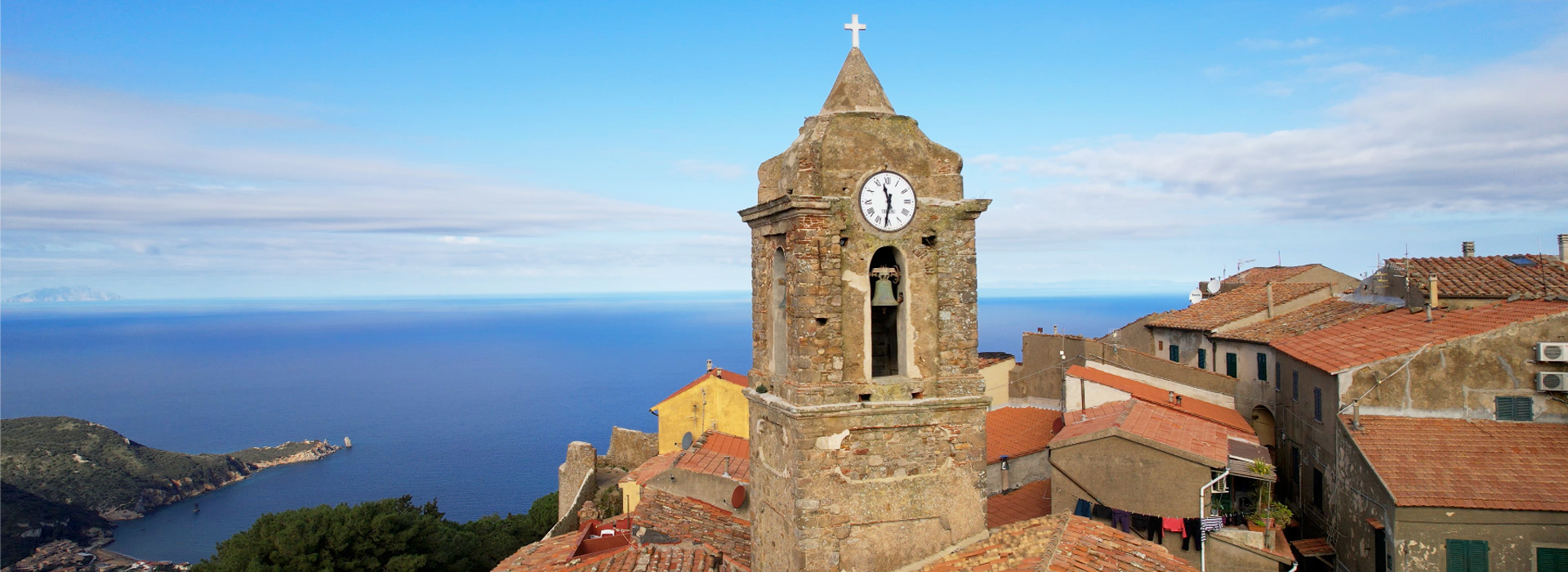 L'immagine mostra la torre campanaria della Chiesa del castello, sfondo mare.