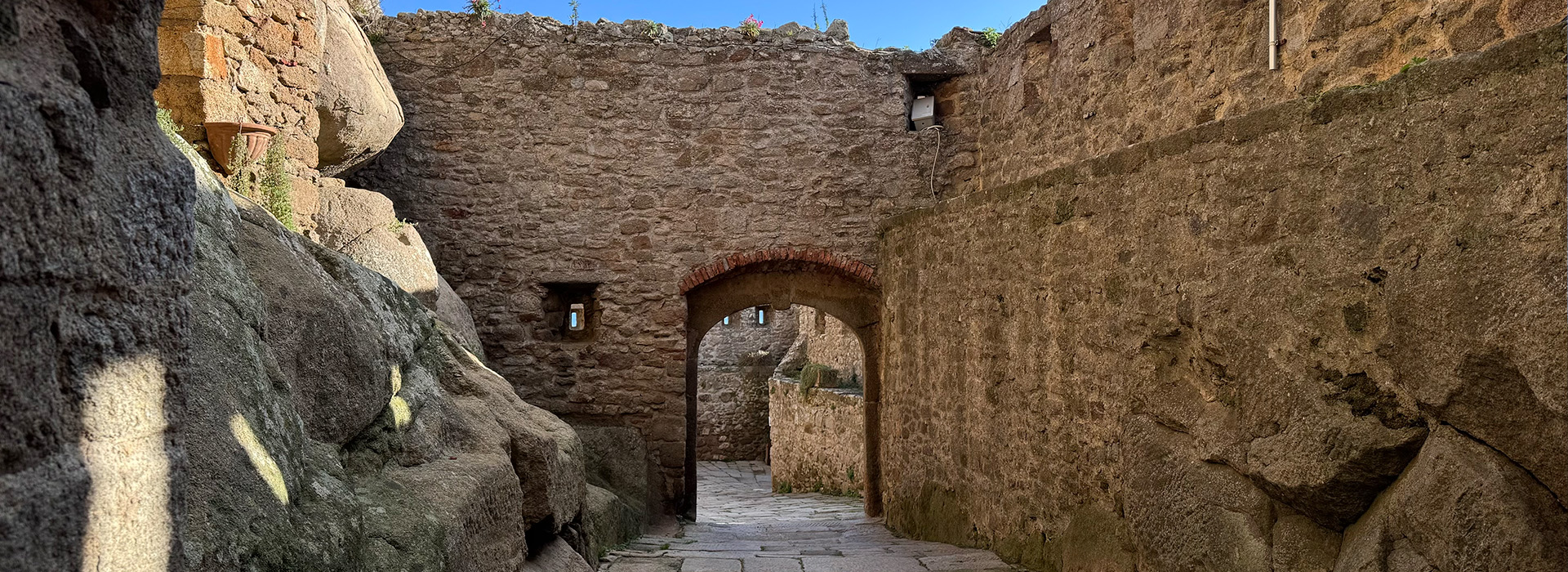 L'immagine mostra un arco in pietra.