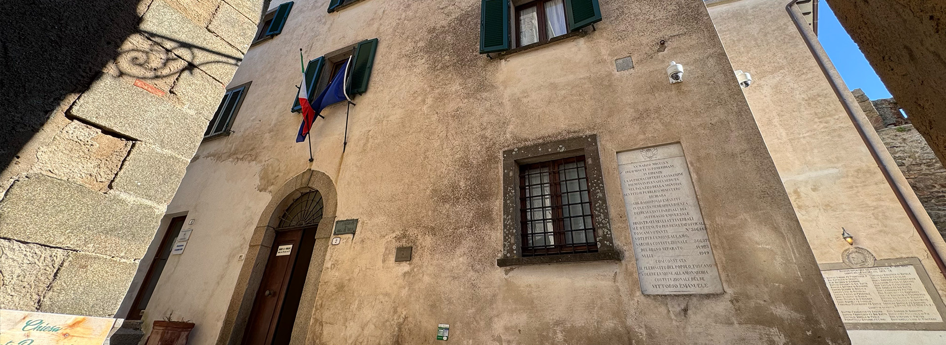 L'immagine mostra la facciata di un palazzo storico, il Municipio.
