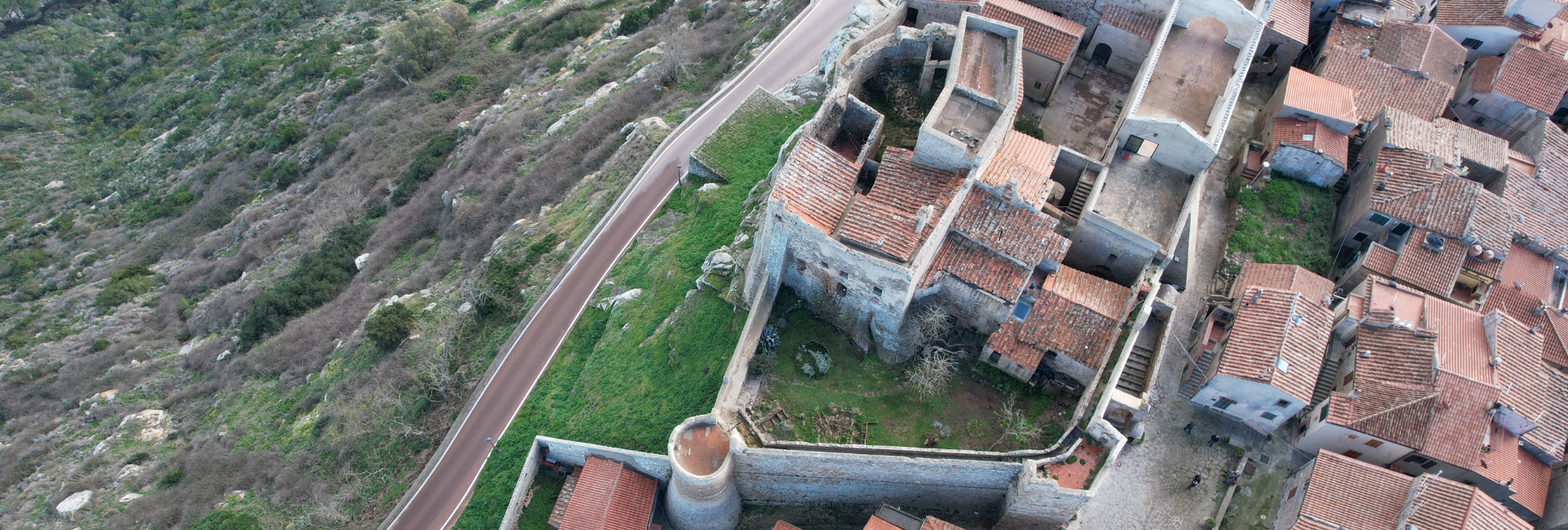 La foto, scattata da una prospettiva aerea, mostra le torri del castello.