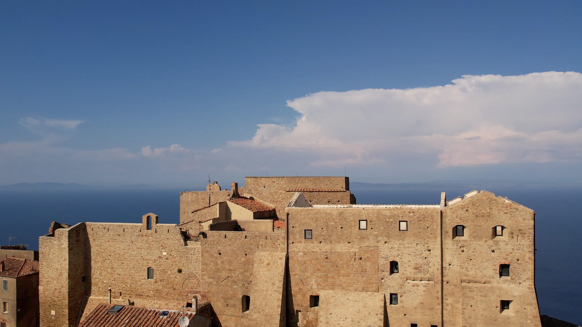 L'immagine ritrae altra vista della parte superiore del Giglio Castello, circondato da cielo e mare.