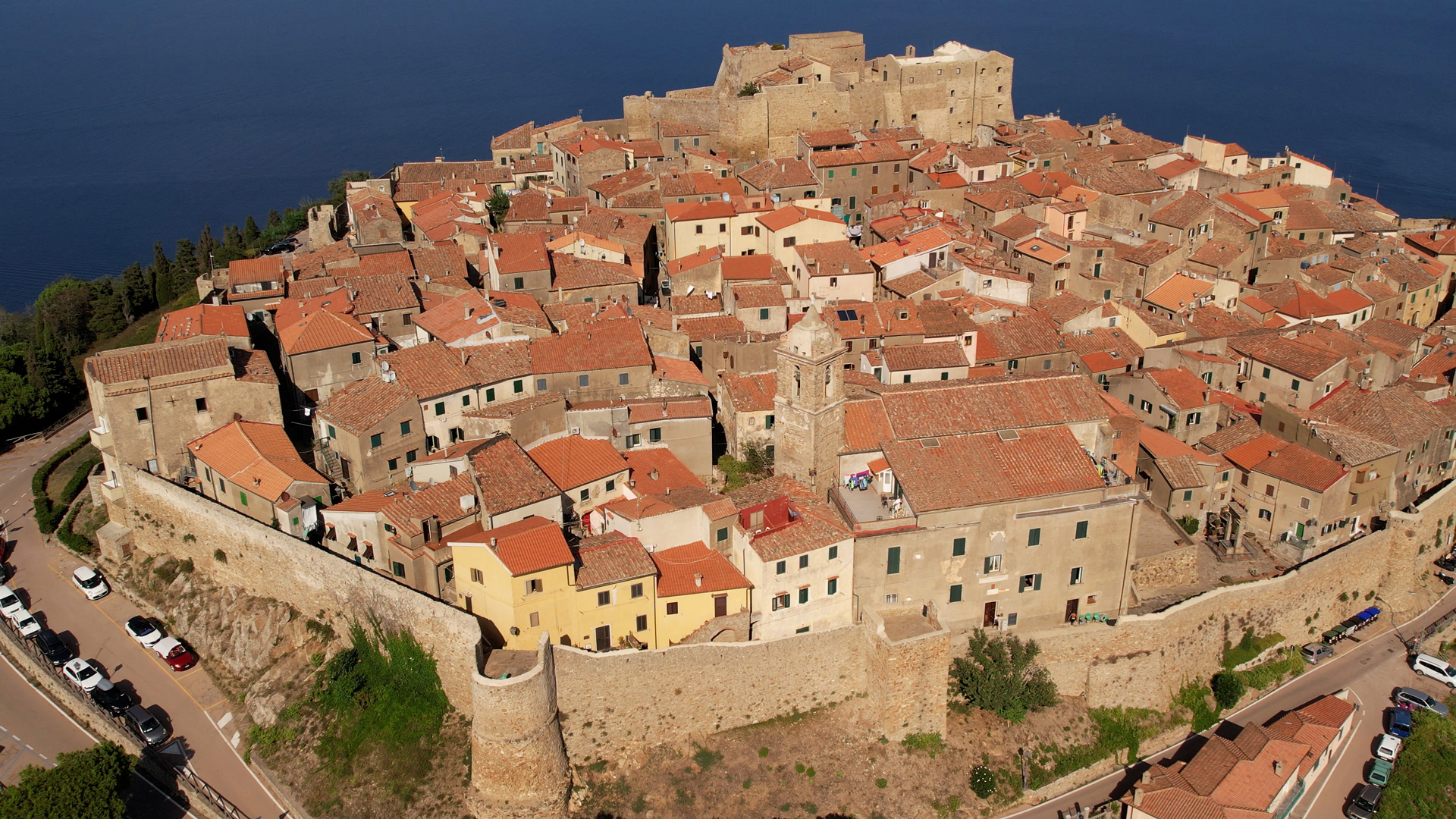 La foto mostra Giglio Castello dall'alto.
