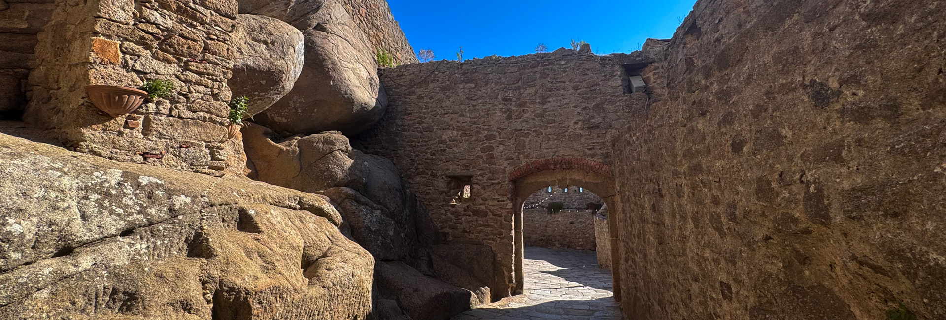 L'immagine mostra un'altra vista di un arco in pietra all'ingresso di Giglio Castello.