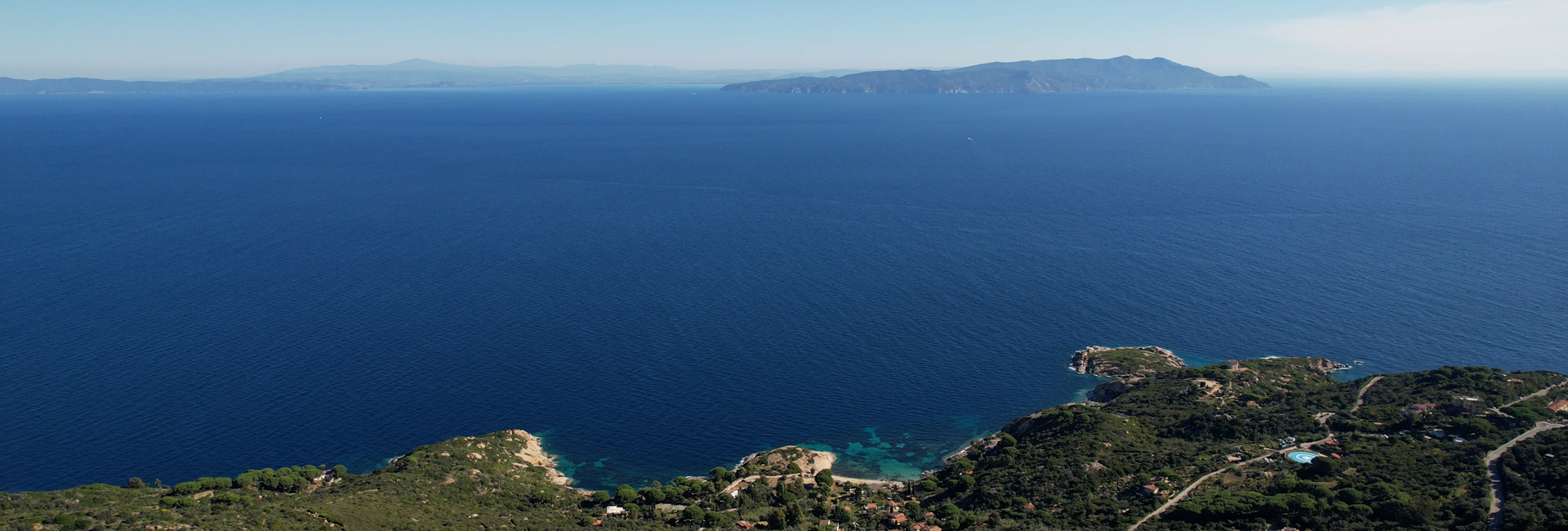 L'immagine è una veduta panoramica di un vasto tratto di mare con in fondo l'Argentario.