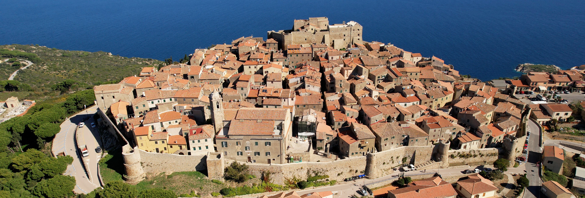 L'immagine mostra quasi interamente il borgo fortificato di Giglio Castello.