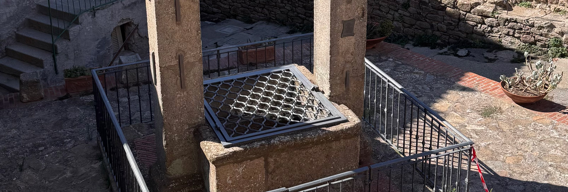 L'immagine mostra una parte di un antica cisterna.