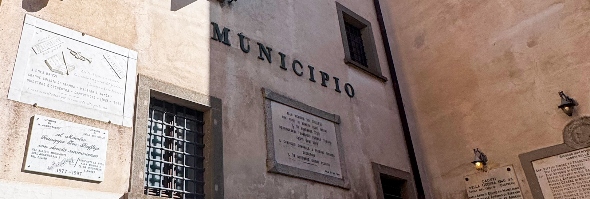 L'immagine mostra la facciata tagliata dell'edificio del Municipio.