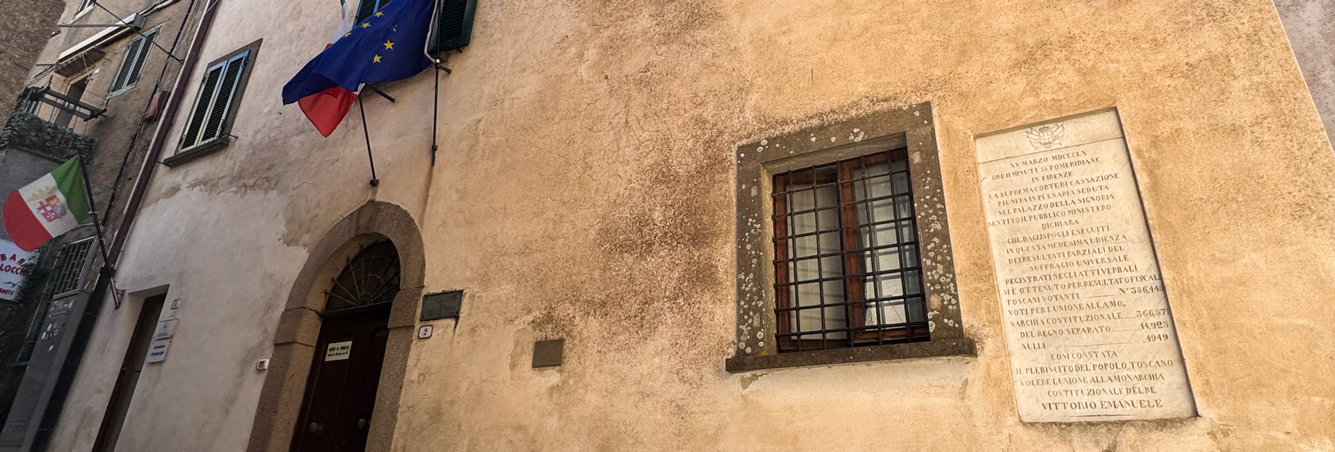 L'immagine mostra una parte di facciata del Municipio ed l'ingresso.