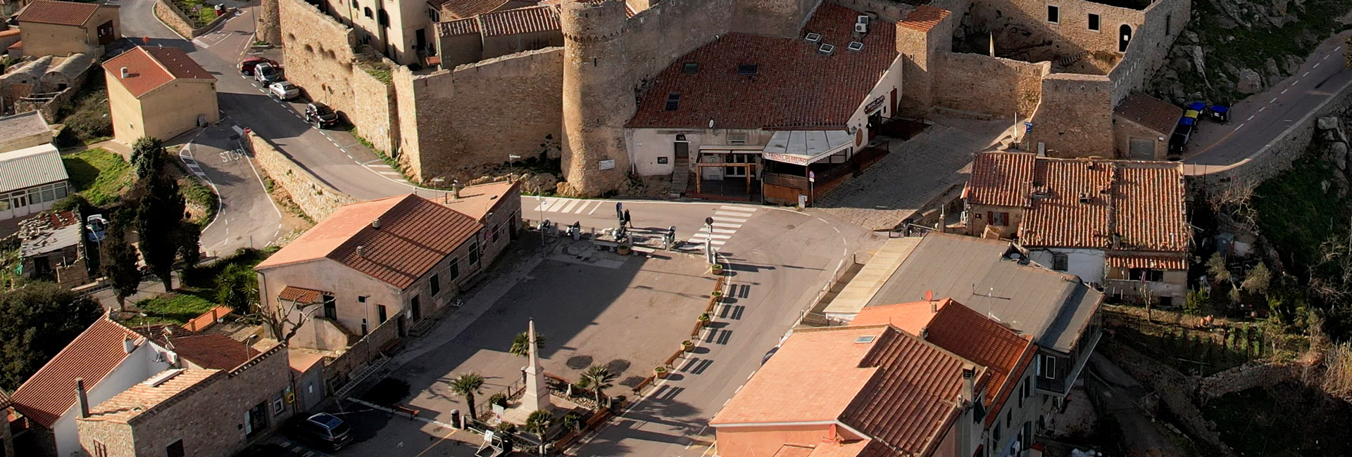 L'immagine mostra una vista aerea ravvicinata su Piazza Gloriosa.