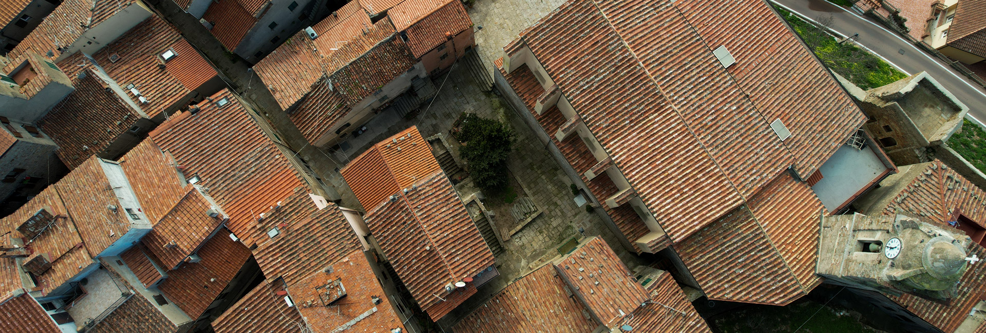 L'immagine mostra un'altra prospettiva aerea di una parte dei tetti di Giglio Castello.