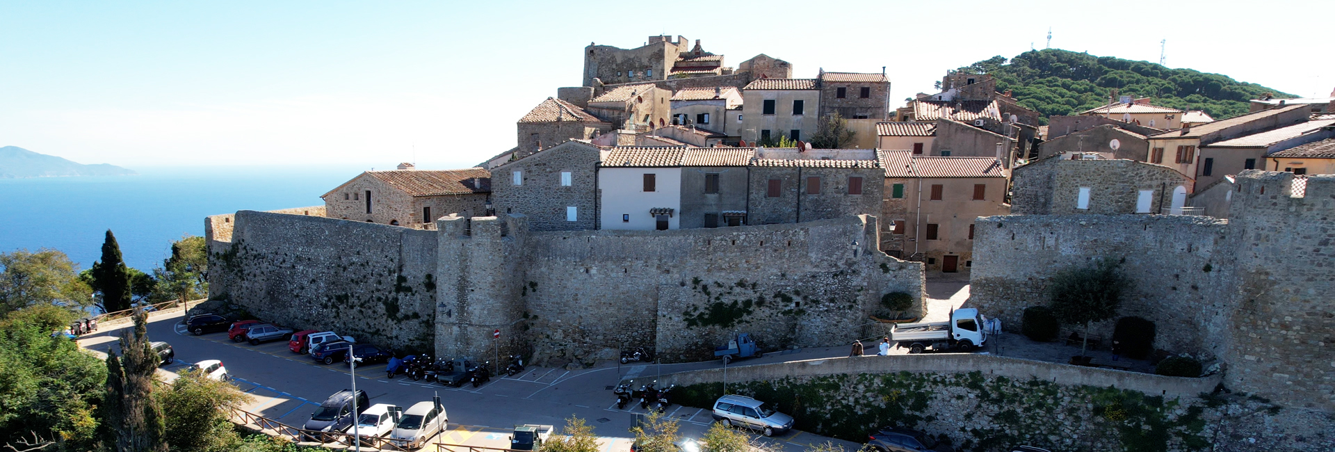 L'immagine mostra un pezzo del borgo di Giglio Castello.